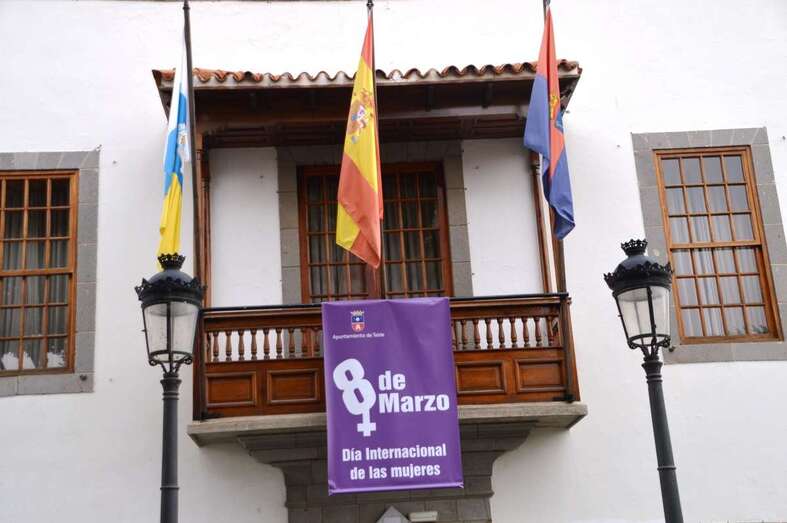 Balcón de las Casas Consistoriales de Telde con una pancarta alusiva al 8 de Marzo (Foto TA)